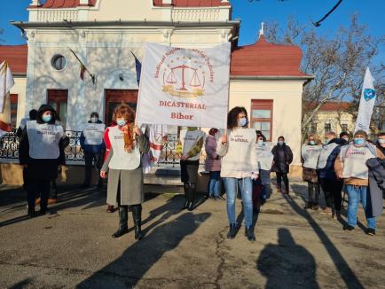 Protest al sindicaliştilor din Poliţie, Penitenciar, dar și al grefierilor în faţa Prefecturii Bihor: 'Hoţilor, vagabonzilor, vrem dreptate!' (FOTO / VIDEO)