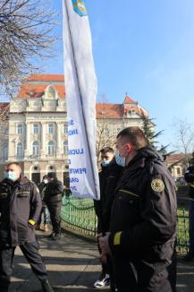 Protest al sindicaliştilor din Poliţie, Penitenciar, dar și al grefierilor în faţa Prefecturii Bihor: 'Hoţilor, vagabonzilor, vrem dreptate!' (FOTO / VIDEO)