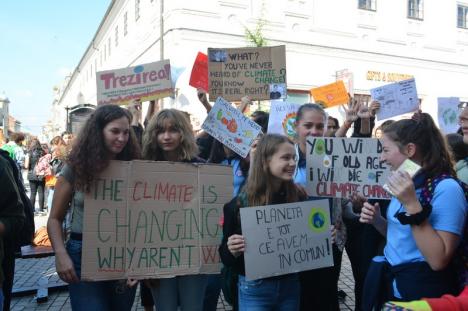 We are the world, we are the children! Peste 100 de orădeni au protestat împotriva distrugerii planetei (FOTO / VIDEO)