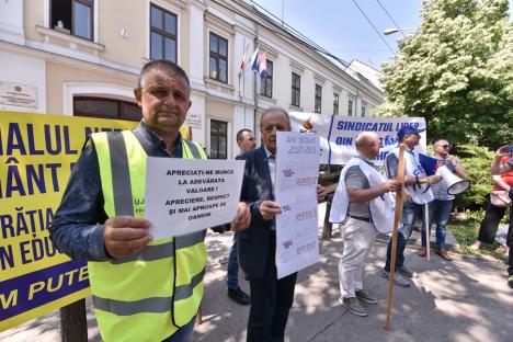 Protest masiv al dascălilor în Oradea! Aproape 1.500 de participanți au bătut obrazul guvernanților: „Ciucă, repetent! Ciolacu, repetent! Deca, repetentă!” (FOTO/VIDEO)