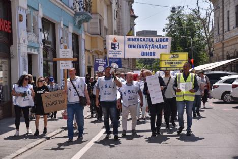 Protest masiv al dascălilor în Oradea! Aproape 1.500 de participanți au bătut obrazul guvernanților: „Ciucă, repetent! Ciolacu, repetent! Deca, repetentă!” (FOTO/VIDEO)