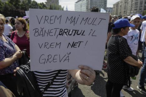 A patra zi de grevă generală în Educație: Mii de profesori au ieşit în stradă în Capitală. Ce glumă a încercat să facă Klaus Iohannis (FOTO)