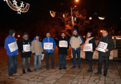 Protest şi de Revelion: Opt orădeni au stat 'de veghe în lanţul de sărbători' (FOTO)