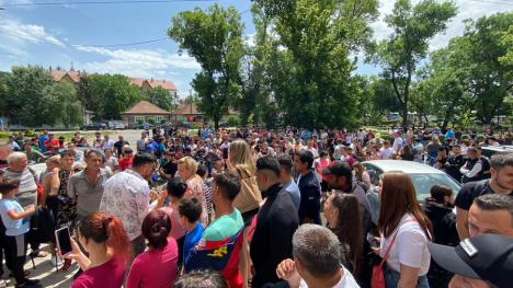 „Béres, hai afară!”. Sute de localnici protestează în fața Primăriei Săcueni, după ce primarul UDMR ar fi pierdut alegerile, dar se amână publicarea rezultatelor (FOTO/VIDEO)