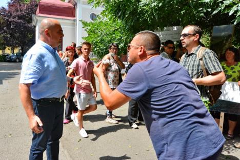 Protest cu roşii, vinete şi ceapă: Sătenii din Tărcaia i-au dus lui Ilie Bolojan un coş cu legume, cerând să nu le fie expropriate serele pentru centura Beiuşului (FOTO / VIDEO)