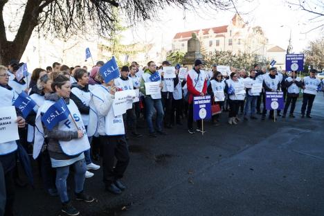 „Fără educație, moare orice nație”: Protest al sindicaliștilor din învățământ, în fața Prefecturii Bihor (FOTO/VIDEO)