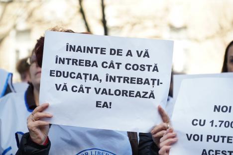 „Fără educație, moare orice nație”: Protest al sindicaliștilor din învățământ, în fața Prefecturii Bihor (FOTO/VIDEO)