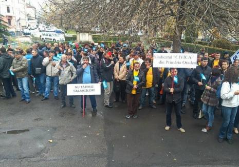 Peste 300 de bihoreni au ieşit în stradă, protestând faţă de noile măsuri fiscale: 'E ca la Radio Erevan' (FOTO / VIDEO)