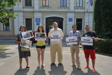 'El face ceea ce nu face Statul': O mână de orădeni s-au solidarizat cu proprietarul azilului din Dumbrava, amendat pentru muncă la negru (FOTO)