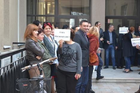 Protest spontan la Finanţe după ce angajaţii au fost 'săriţi' de la mărirea de salarii (FOTO)