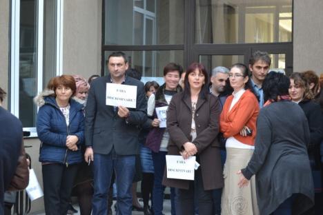 Protest spontan la Finanţe după ce angajaţii au fost 'săriţi' de la mărirea de salarii (FOTO)