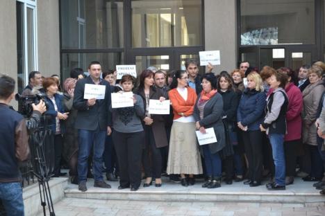 Protest spontan la Finanţe după ce angajaţii au fost 'săriţi' de la mărirea de salarii (FOTO)