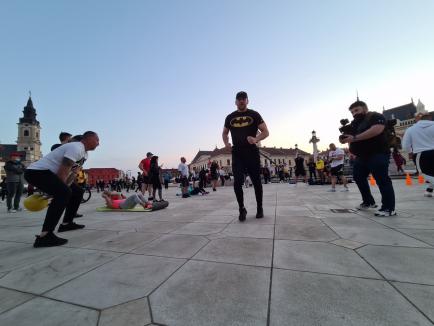Protest cu... genuflexiuni, în Oradea. Sportivi şi pasionaţi de fitness au ieşit la antrenament în Piaţa Unirii (FOTO / VIDEO)
