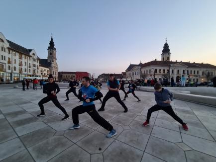 Protest cu... genuflexiuni, în Oradea. Sportivi şi pasionaţi de fitness au ieşit la antrenament în Piaţa Unirii (FOTO / VIDEO)