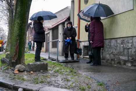Protest în ploaie. Orădenii din zona Horea au ieșit în stradă să reclame că au fost lăsați în noroaie și că Primăria Oradea face lucrări anapoda (FOTO)