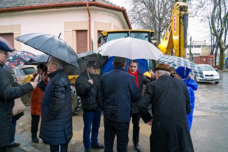 Protest în ploaie. Orădenii din zona Horea au ieșit în stradă să reclame că au fost lăsați în noroaie și că Primăria Oradea face lucrări anapoda (FOTO)
