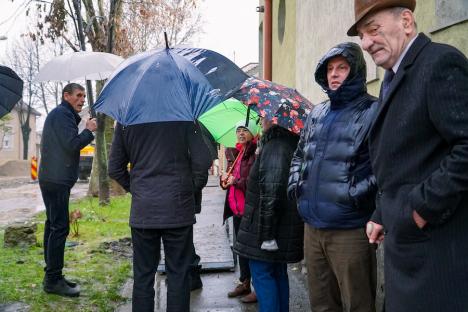 Protest în ploaie. Orădenii din zona Horea au ieșit în stradă să reclame că au fost lăsați în noroaie și că Primăria Oradea face lucrări anapoda (FOTO)