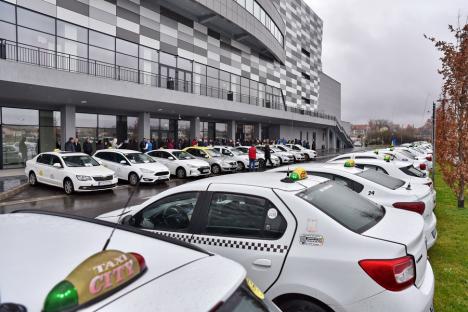 Protest cu 200 de taxiuri, claxoane și vuvuzele, pe platoul Oradea Arena. Taximetriștii cer mai puține mașini Bolt în oraș (FOTO) 