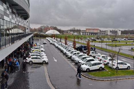 Protest cu 200 de taxiuri, claxoane și vuvuzele, pe platoul Oradea Arena. Taximetriștii cer mai puține mașini Bolt în oraș (FOTO) 