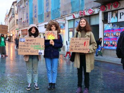 „Doar împreună putem salva planeta!”: Puțini orădeni au protestat împotriva politicienilor care nu iau măsuri faţă de problemele climatice (FOTO / VIDEO)