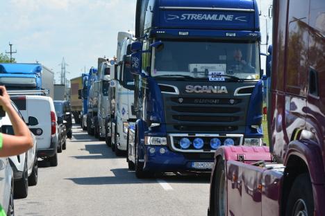 Claxoane împotriva abuzurilor: 100 de camioane şi TIR-uri la protestul transportatorilor pe artere circulate din Oradea (FOTO / VIDEO)