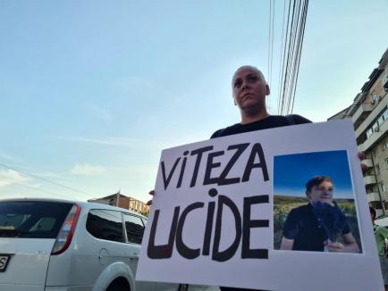 Protest cu vociferări pe trecerea de pietoni în Oradea: Părinții copilului ucis în accidentul din Calea Aradului cer montarea unui semafor (FOTO/VIDEO)