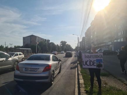 Protest cu vociferări pe trecerea de pietoni în Oradea: Părinții copilului ucis în accidentul din Calea Aradului cer montarea unui semafor (FOTO/VIDEO)