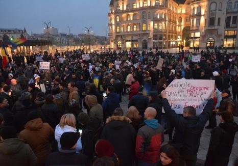 Mii de orădeni 'responsabili şi cinstiţi' au ieşit la protest împotriva Guvernului 'no name'
