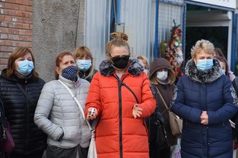 Protest în Piaţa Cetate din Oradea: Comercianţii din bazaruri, revoltați că trebuie să închidă (FOTO / VIDEO)
