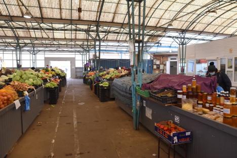 Geamurile pieţelor orădene au fost demontate, luni, pentru a evita închiderea lor (FOTO / VIDEO)