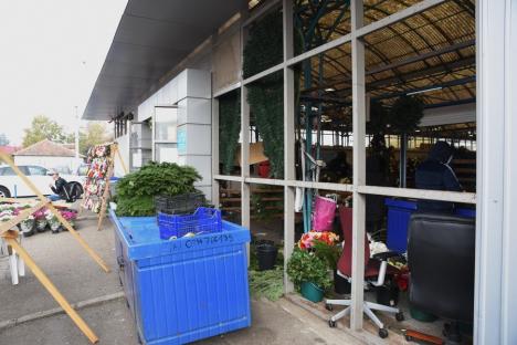 Geamurile pieţelor orădene au fost demontate, luni, pentru a evita închiderea lor (FOTO / VIDEO)
