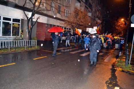 Vrem să trecem! Circa 250 de orădeni au mărşăluit în şosea, protestând împotriva guvernării PSD (FOTO / VIDEO)