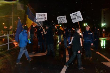 Vrem să trecem! Circa 250 de orădeni au mărşăluit în şosea, protestând împotriva guvernării PSD (FOTO / VIDEO)