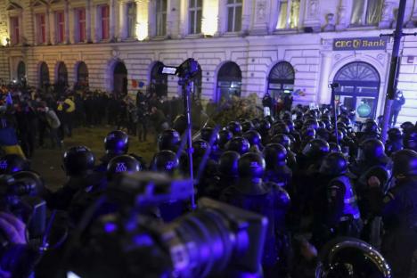 BEC a respins candidatura lui Călin Georgescu la alegerile prezidențiale. Susținătorii au rupt gardurile din fața instituției. Ciocniri între protestatari și jandarmi (FOTO)