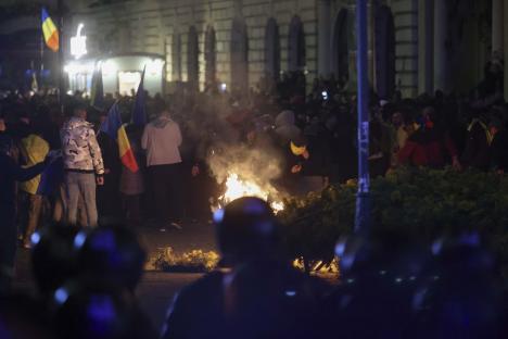 BEC a respins candidatura lui Călin Georgescu la alegerile prezidențiale. Susținătorii au rupt gardurile din fața instituției. Ciocniri între protestatari și jandarmi (FOTO)