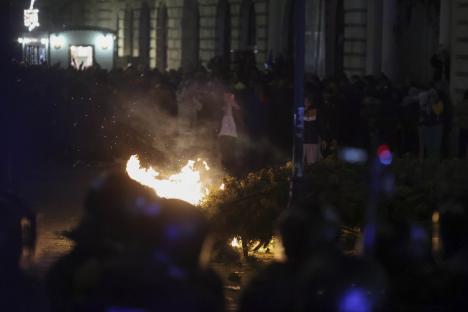 BEC a respins candidatura lui Călin Georgescu la alegerile prezidențiale. Susținătorii au rupt gardurile din fața instituției. Ciocniri între protestatari și jandarmi (FOTO)