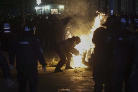 BEC a respins candidatura lui Călin Georgescu la alegerile prezidențiale. Susținătorii au rupt gardurile din fața instituției. Ciocniri între protestatari și jandarmi (FOTO)