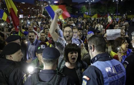 „Nu suntem o naţie de hoţi!”: Noi proteste în stradă, după încă un vot pentru graţierea corupţilor