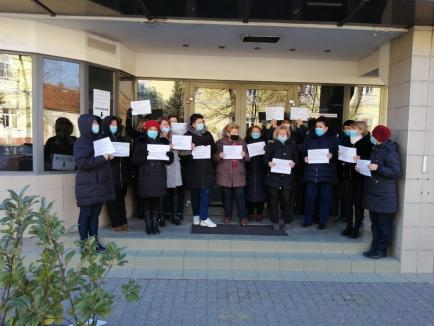 Protest spontan la Casa Județeană de Pensii Bihor. O treime din angajați au ieșit în stradă cu pancarte, cerând lefuri conform Legii salarizării din 2017 (FOTO)