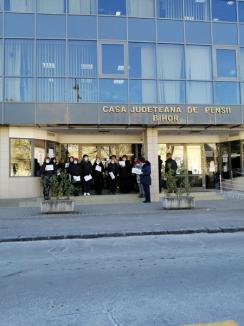 Protest spontan la Casa Județeană de Pensii Bihor. O treime din angajați au ieșit în stradă cu pancarte, cerând lefuri conform Legii salarizării din 2017 (FOTO)