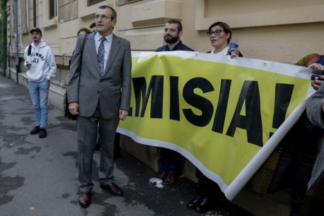 Demisia! Protest în fața Ministerului Educației, pentru înlăturarea lui Cîmpeanu. Printre participanți, un singur universitar (FOTO)