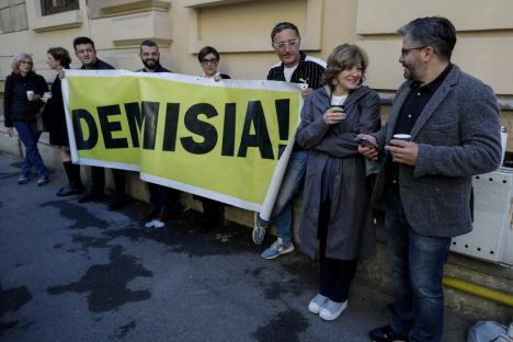 Demisia! Protest în fața Ministerului Educației, pentru înlăturarea lui Cîmpeanu. Printre participanți, un singur universitar (FOTO)