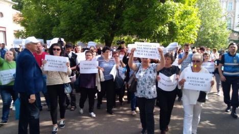 „V-am votat, ne-ați trădat”: Peste 250 de angajați ai DGASPC protestează în fața Consilului Județean (FOTO / VIDEO)