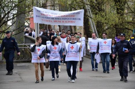 Protest pentru sănătate: 70 de fizioterapeuţi orădeni au mărşăluit prin oraş ca să le fie recunoscută meseria (FOTO)