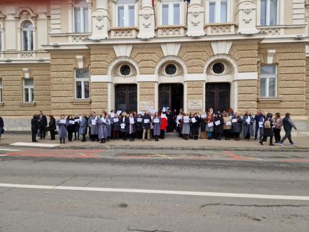 Grefierii din Bihor au intrat în protest pe termen nelimitat: Participă doar la şedinţe urgente, nu mai asigură permanenţa şi reduc programul la jumătate (FOTO)
