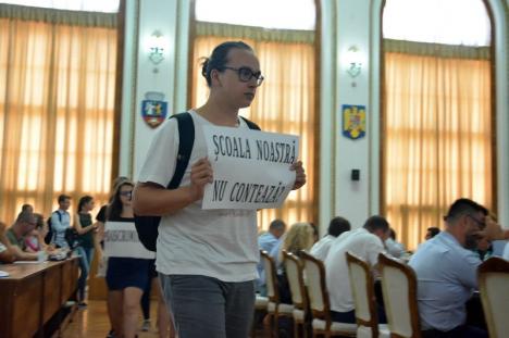 „Bolojan, unlike!”. Elevii Liceului Ady Endre şi Şcolii Szacsvay Imre, însoţiţi de părinţi şi profesori, au cerut în ședința Consiliului Local reabilitarea şcolilor (FOTO/VIDEO)