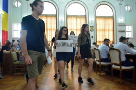 „Bolojan, unlike!”. Elevii Liceului Ady Endre şi Şcolii Szacsvay Imre, însoţiţi de părinţi şi profesori, au cerut în ședința Consiliului Local reabilitarea şcolilor (FOTO/VIDEO)