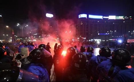 Violenţe în Bucureşti: Unii manifestanţi au aruncat cu sticle, petarde şi torţe, jandarmii au ripostat cu gaze lacrimogene