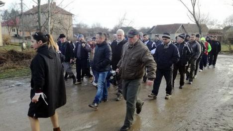 Protest de Anul Nou: Sătenii din Chişlaz au ieşit în stradă pentru a cere asfaltarea drumurilor din comună (FOTO)
