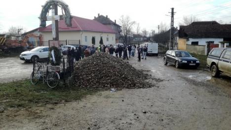 Protest de Anul Nou: Sătenii din Chişlaz au ieşit în stradă pentru a cere asfaltarea drumurilor din comună (FOTO)